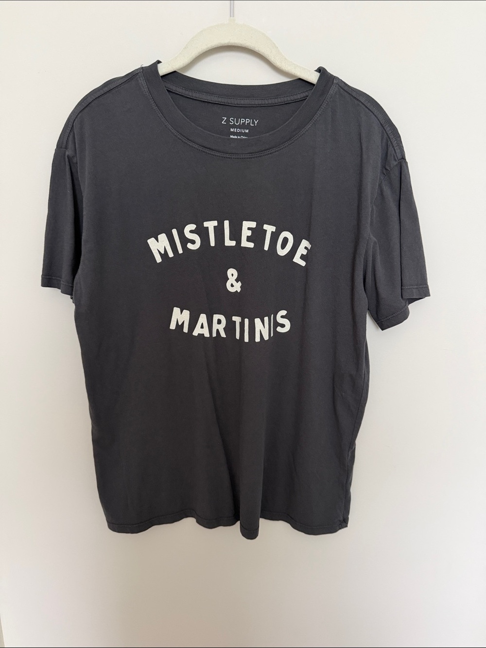 Z Supply Charcoal 'Mistletoe & Martinis' Graphic Tee -medium